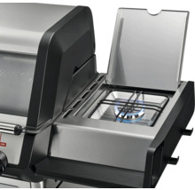 Detailansicht eines Gasgrills mit eingeschalteter Kochstelle.