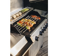 Grill mit Spießen, gefüllten Champignons, Spargel und Fisch auf dem Grillrost