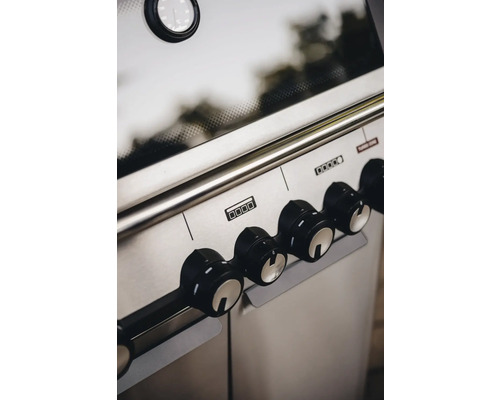 Nahaufnahme eines Gasgrills mit Temperaturanzeige und Bedienknöpfen