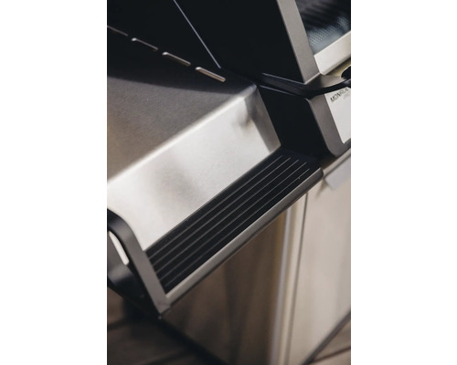 Detailansicht eines Monroe Pro Gasgrills aus Edelstahl.