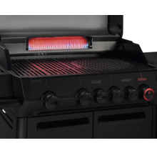 Gasgrill mit Grillrost und Bedienknöpfen