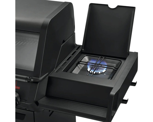 Detailansicht eines schwarzen Gasgrills mit Seitenbrenner und geöffnetem Deckel