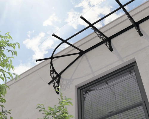 Haustürvordach mit transparentem Bogen und verzierten schwarzen Metallträgern über einem Fenster.