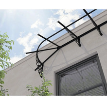 Haustürvordach mit transparentem Bogen und verzierten schwarzen Metallträgern über einem Fenster.