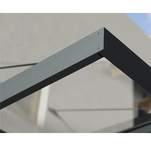 Detailansicht eines modernen Vordachs mit anthrazitfarbenem Aluminiumrahmen und transparenter Glasfüllung.