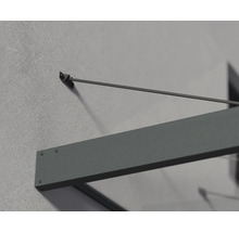 Detailansicht eines modernen Vordachs mit anthrazitfarbenem Metallrahmen und Zugstange, montiert an einer Hauswand.