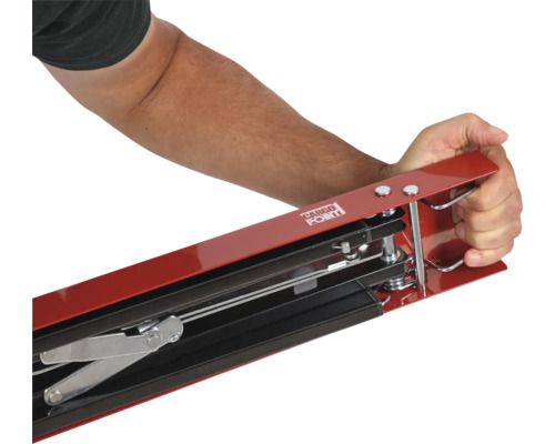 Person bedient Ladungssicherungsbalken