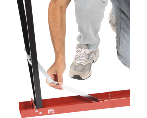 Cargo Point Logo und eine Person, die eine Fußleiste befestigt