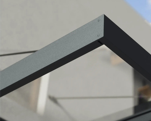 Detailansicht eines modernen Vordachs mit anthrazitfarbenem Aluminiumrahmen und transparenter Glasfüllung.