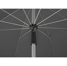 Detailansicht eines Sonnenschirms mit Streben, Schirmdach und Mast