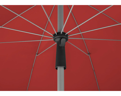 Detailansicht von der Unterseite eines geöffneten Sonnenschirms mit Streben, Mast und Schiebemechanismus