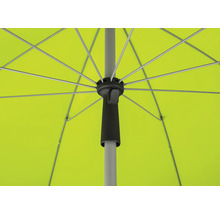 Detailansicht eines Sonnenschirms mit hellgrünem Schirmbezug und silberfarbenem Gestänge