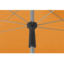 Detailansicht eines geöffneten Sonnenschirms mit Streben und Mast