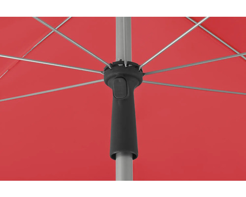 Detailansicht eines Sonnenschirms mit rotem Stoff und silbergrauen Streben