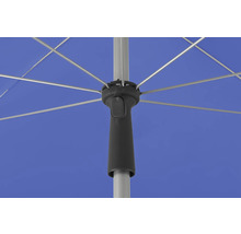 Detailansicht eines geöffneten Sonnenschirms mit Metallgestell und schwarzer Mechanik