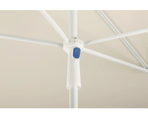 Detailaufnahme eines Sonnenschirms mit Mechanismus zum Öffnen und Schließen