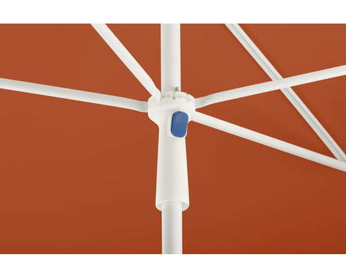 Detailansicht eines geöffneten Sonnenschirms mit orangefarbener Bespannung, weißem Gestell und blauem Knopf