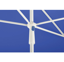 Detailansicht eines Sonnenschirms mit weißem Gestell und blauem Stoffbezug