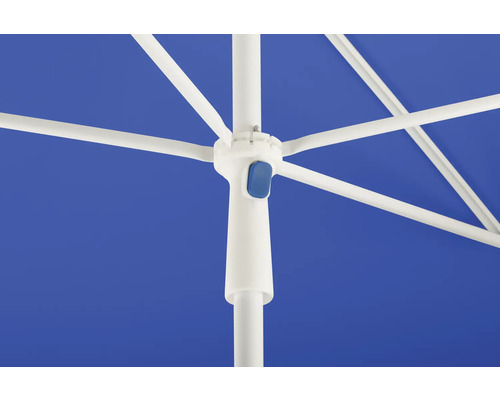 Detailansicht eines Sonnenschirms mit weißem Gestell und blauem Stoffbezug