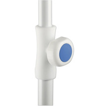 Detailansicht eines Sanitärinstallationsrohrs mit blauem Bedienknopf