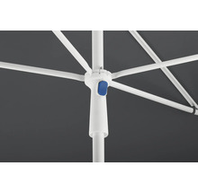 Detailansicht eines Sonnenschirms mit weißem Gestell und blauem Knopf