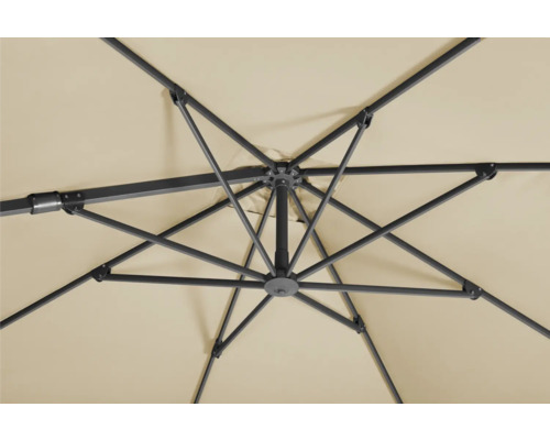 Detailansicht von einem geöffneten Sonnenschirm mit Gestell