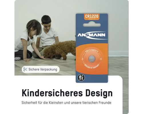 Ansmann CR1220 Lithium 3V Batterie mit Kindersicherheitsmerkmalen neben spielenden Kindern und einem Hund