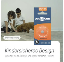 Ansmann Knopfzellenbatterie SR57 mit Kindersicherheitsverpackung neben spielenden Kindern und einem Hund.