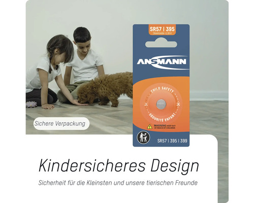 Ansmann Knopfzellenbatterie SR57 mit Kindersicherheitsverpackung neben spielenden Kindern und einem Hund.