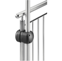 Detailaufnahme eines Edelstahlgeländers mit schwarzer Halterung