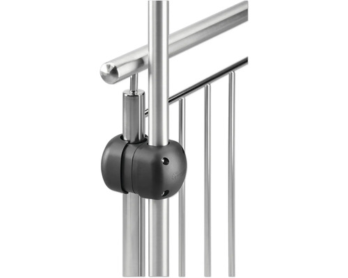 Detailaufnahme eines Edelstahlgeländers mit schwarzer Halterung