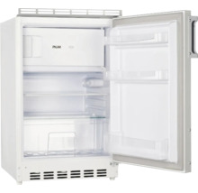 Geöffneter, freistehender Kühlschrank mit Regalen und Gefrierfach