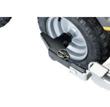 Detailansicht eines Rads mit Reifenprofil und Befestigungselementen