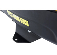 Detailansicht eines Rasentrimmers mit Warnhinweisen