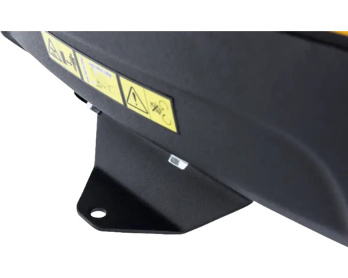 Detailansicht eines Rasentrimmers mit Warnhinweisen