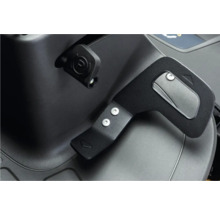 Detailansicht einer schwarzen Motorradhalterung