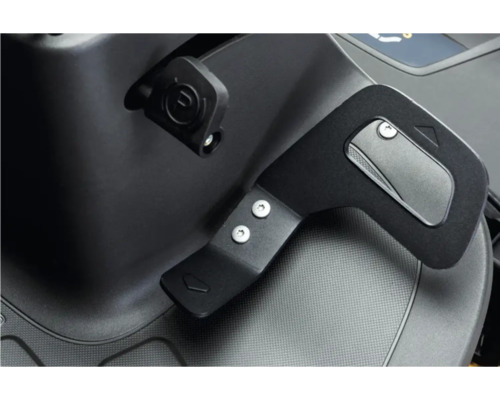 Detailansicht einer schwarzen Motorradhalterung