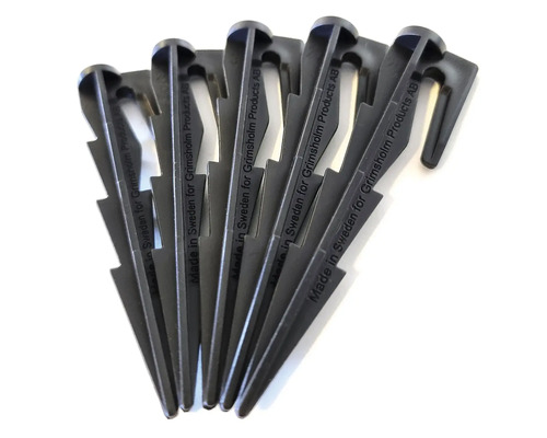 Mehrere Erdnägel aus Kunststoff