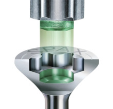 Detailaufnahme einer Schraube mit Senkkopf und Innensternaufnahme