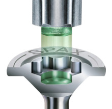 Schnittdarstellung einer Spax Schraube mit Bitaufnahme