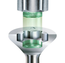 Nahaufnahme einer Schraube mit Innenvielzahnkopf