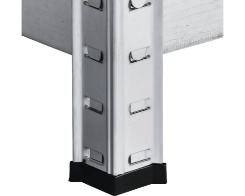 Detailansicht eines Metallregals mit schwarzem Fuß