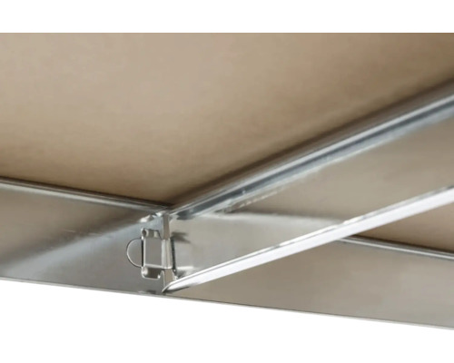 Detailansicht einer Dachbox mit Metallrahmen und Befestigungsmechanismus.