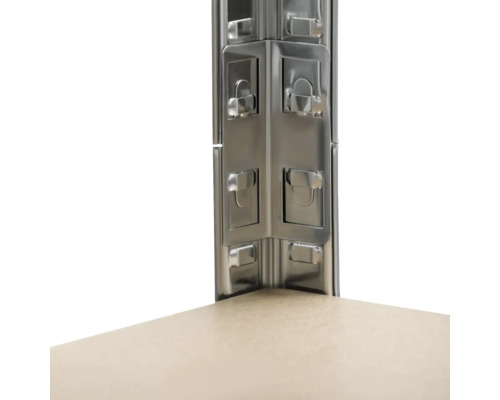 Detailansicht eines Regalsystems mit Metallelementen und einer Ablagefläche