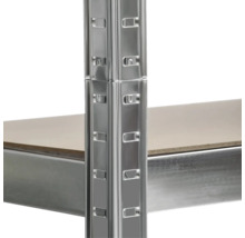 Detailaufnahme eines Metallregals mit Regalböden.