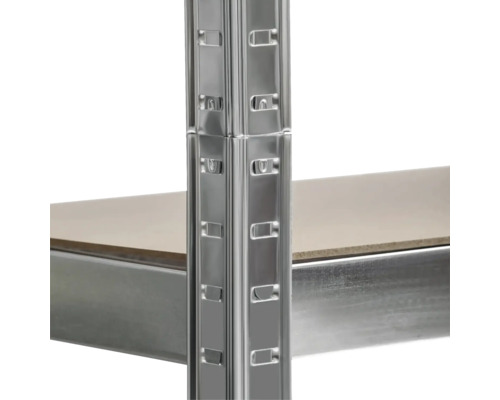 Detailaufnahme eines Metallregals mit Regalböden.