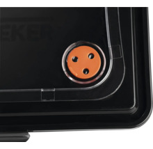 Detailansicht einer schwarzen Aufbewahrungsbox mit orangefarbenem Ventil