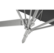 Detailansicht eines Sonnenschirms mit Metallgestell