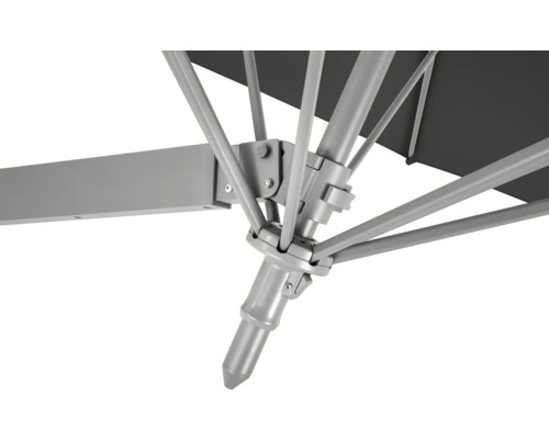 Detailansicht eines Sonnenschirms mit Metallgestell