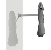 Geschlossener Ampelschirm mit Wandhalterung